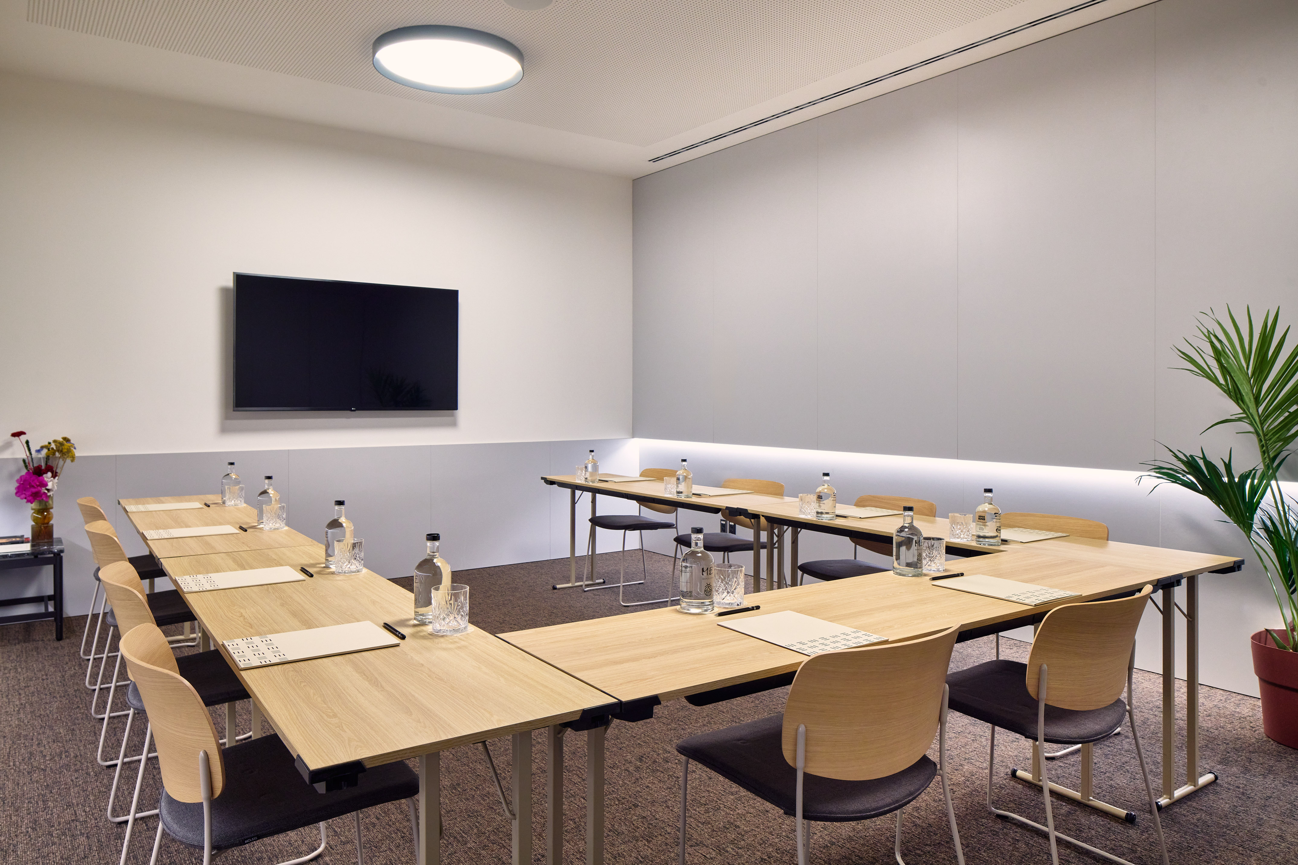 Modern conference room with U-shaped table, display, and minimalist design. - Studio 7 - ME Barcelona, Barcelona