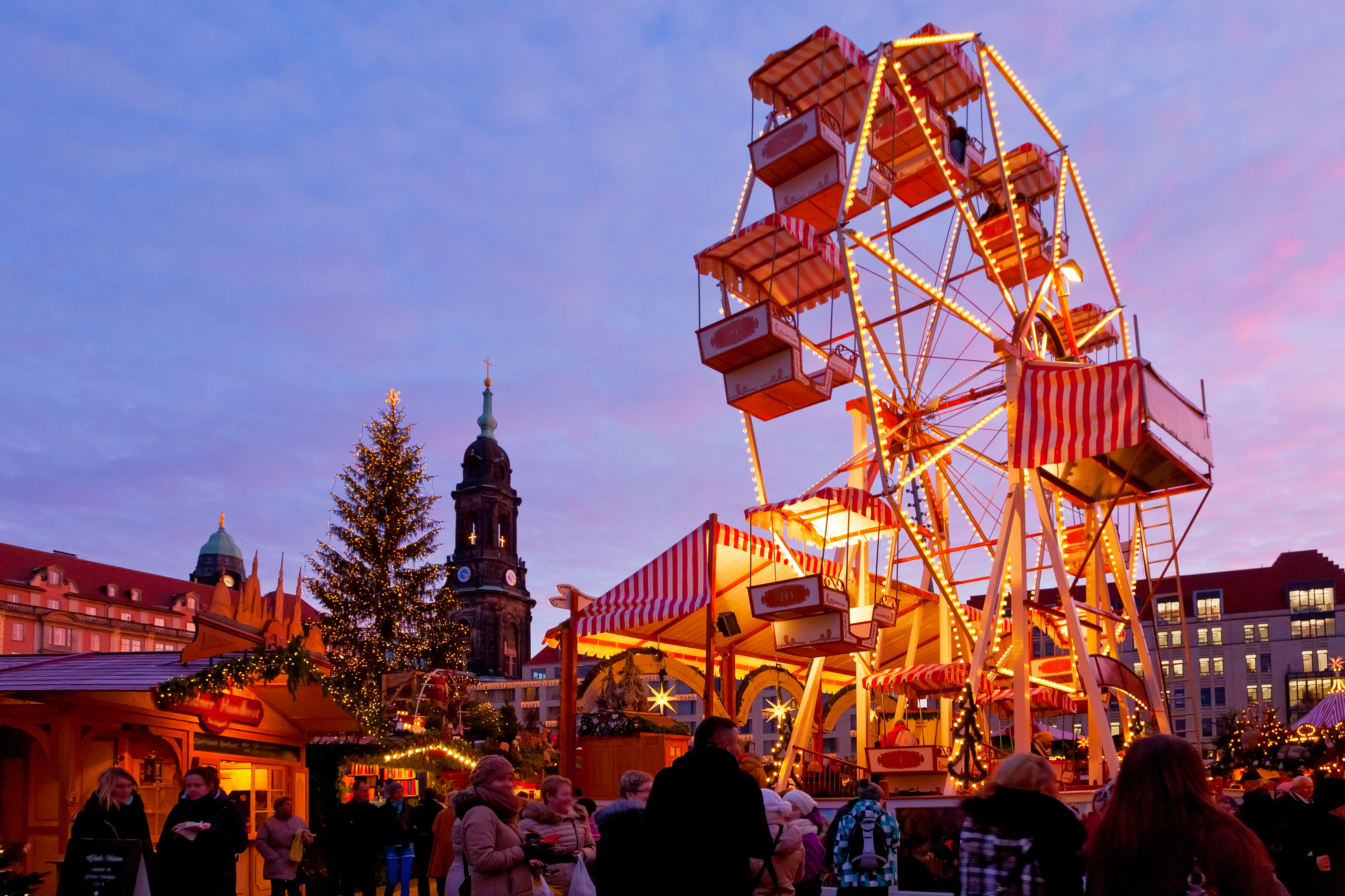 Dresden Christmas market with illuminated Ferris wheel and festive tree. - Târgul de Crăciun din Dresda - Innside Dresda, Dresda