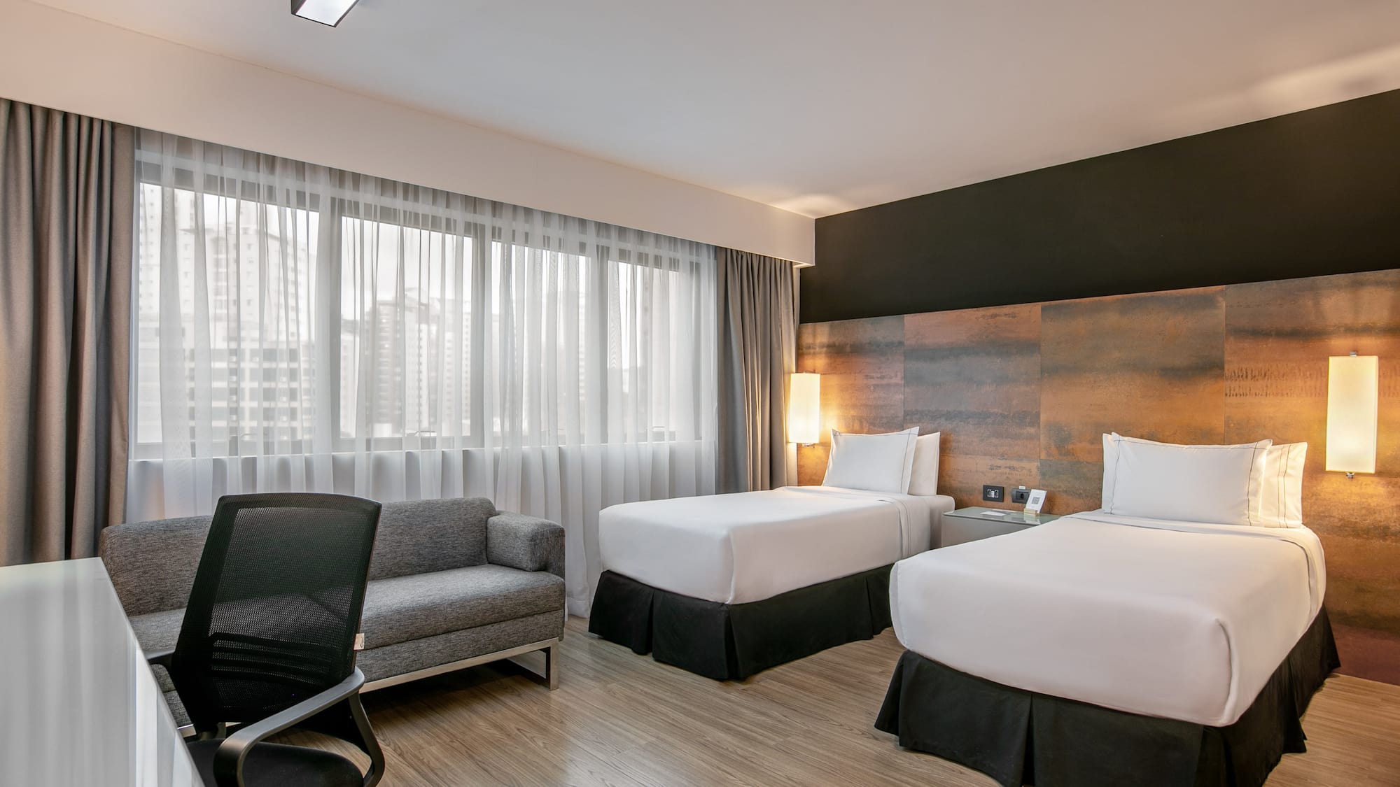 Quarto de hotel moderno com duas camas de solteiro e janela grande. - Deluxe Room Twin - Meliá Ibirapuera, São Paulo