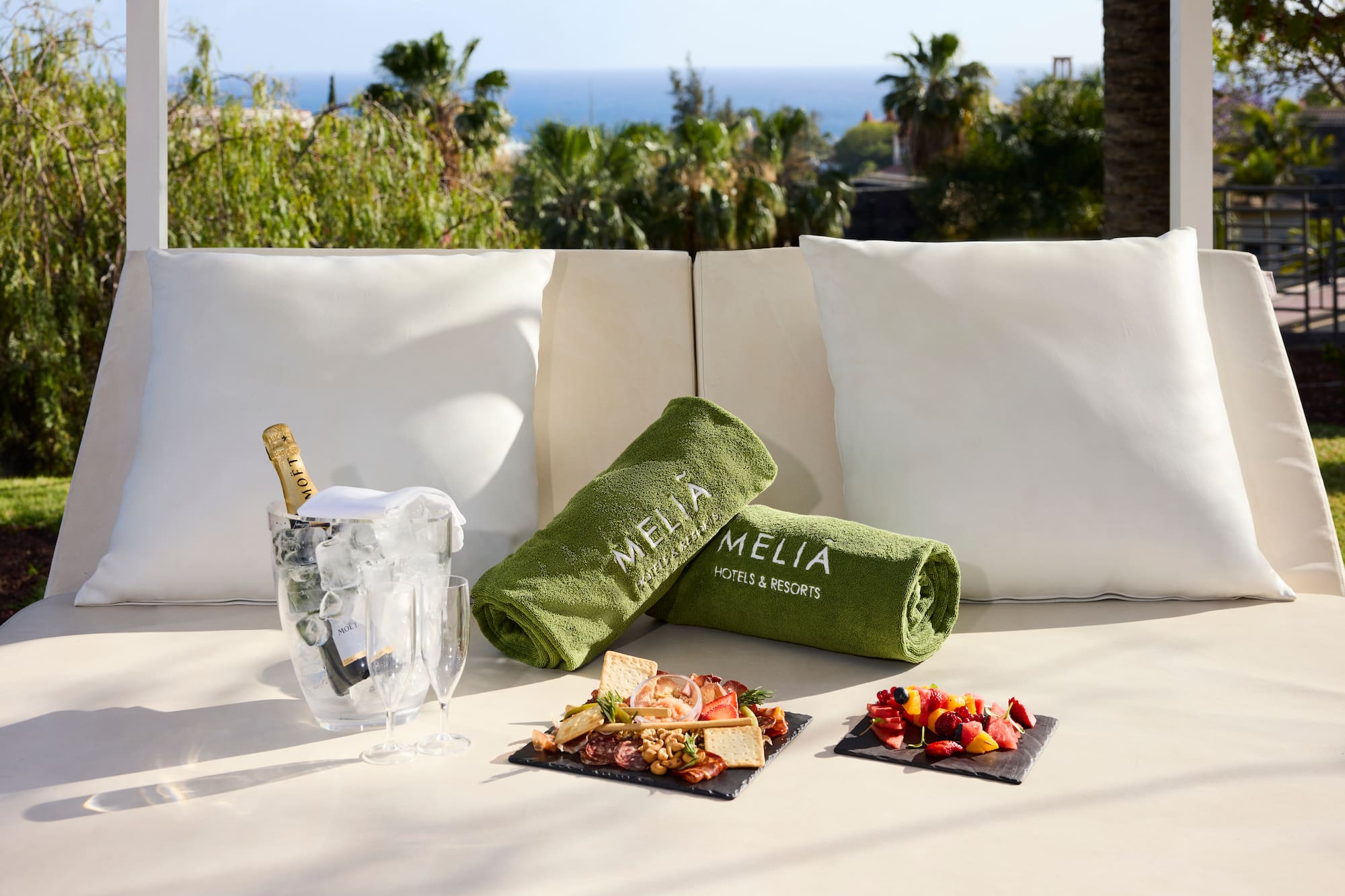 Meliá: Champagne, toallas, bandeja de aperitivos y fruta con vista al mar.