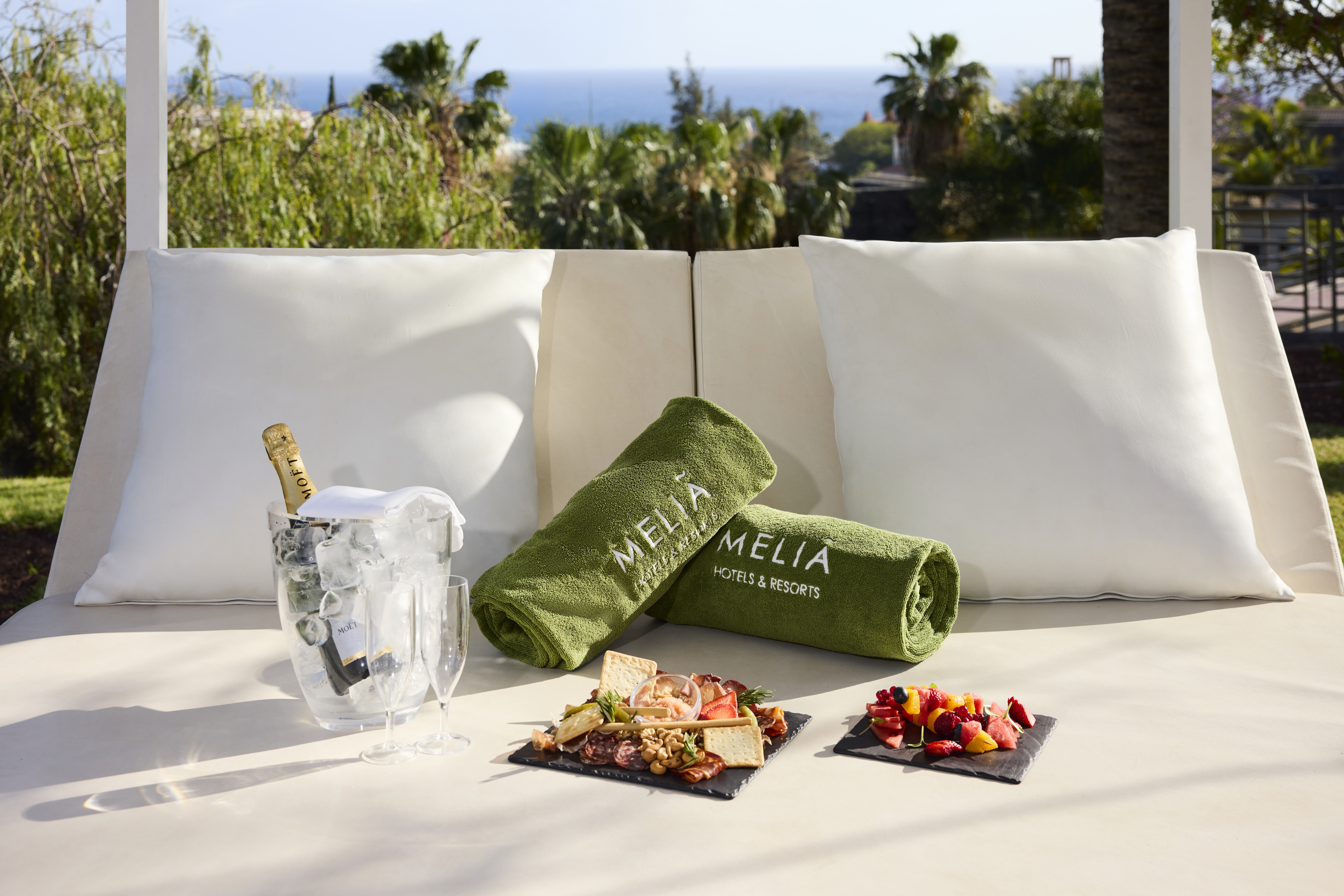 Meliá: Champagne, toallas, bandeja de aperitivos y fruta con vista al mar.