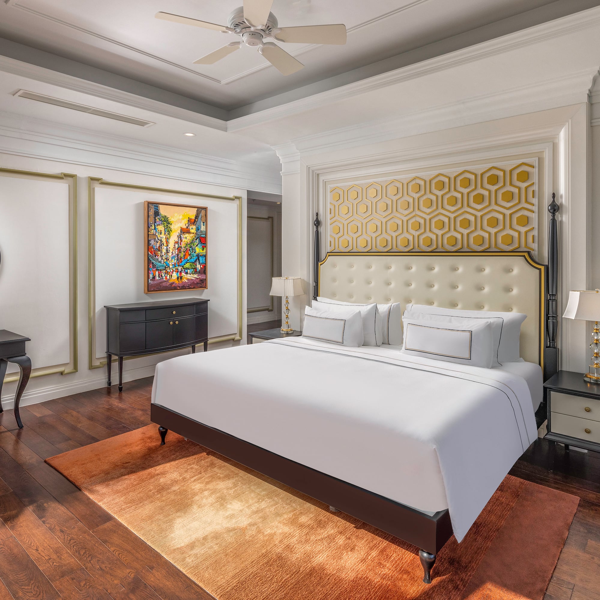 une chambre avec un lit et une table