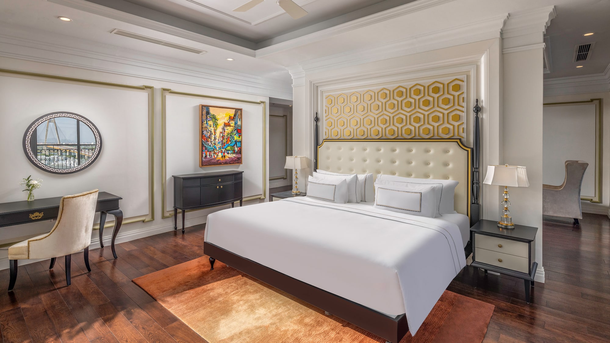 um quarto com uma cama e uma mesa