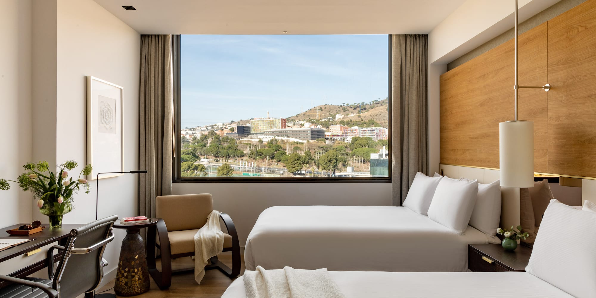 ein Schlafzimmer mit Schreibtisch und Bett