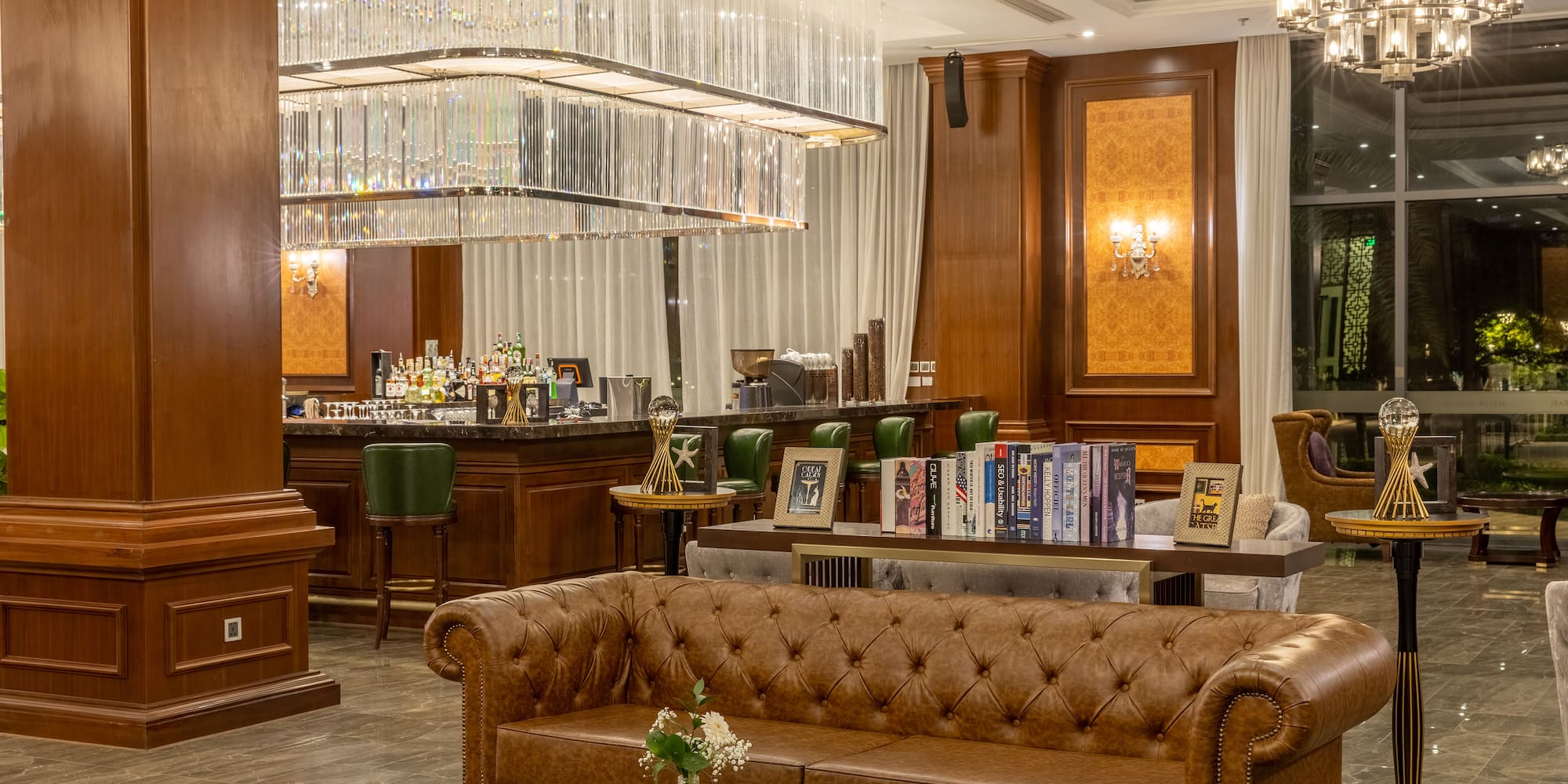 uma sala com sofás e mesas e cadeiras