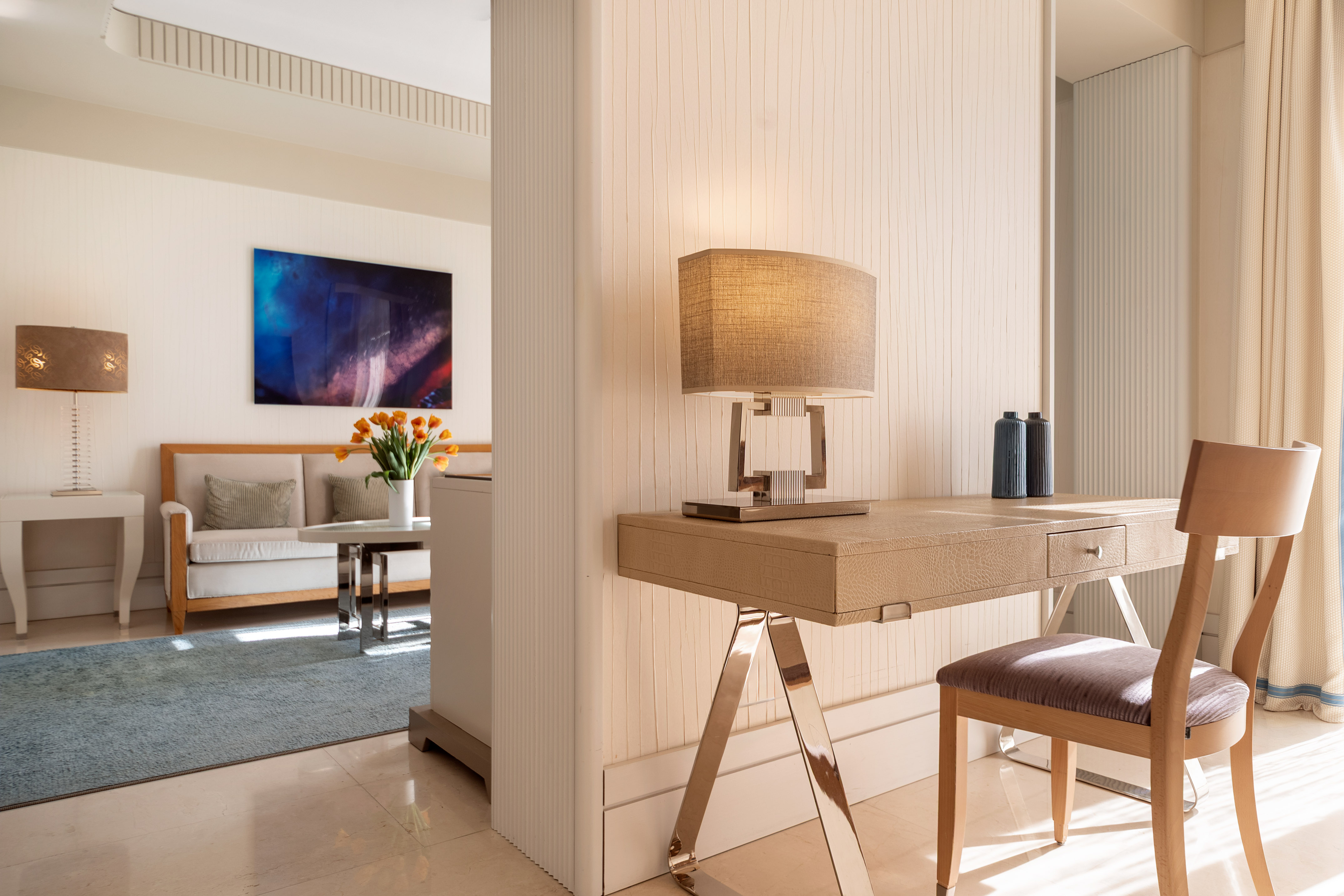 Modern hotel suite: stylish desk, lamp, chair, and spacious living area. - Presidential Suite met Terras - Meliá Genova, Genua