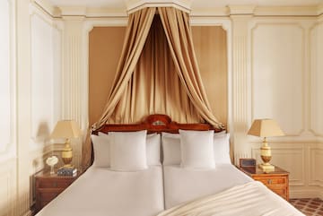 سرير مع ستارة فوقه