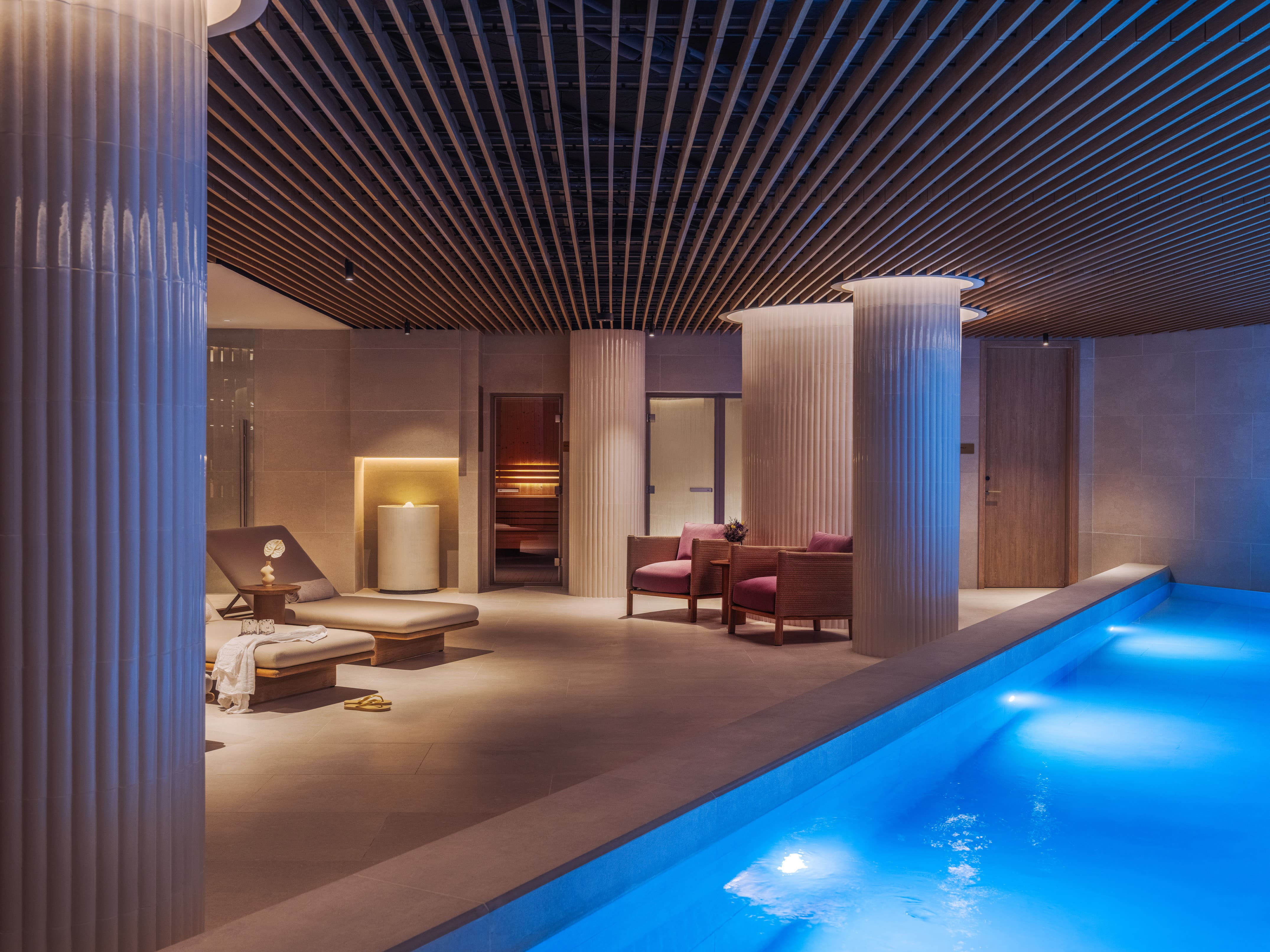 ME Lisbon · piscine intérieure Korpo Wellness 35 mètres colonnes
