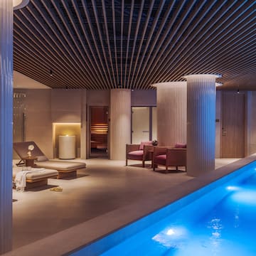 un letto con un vassoio con cibo e bevande