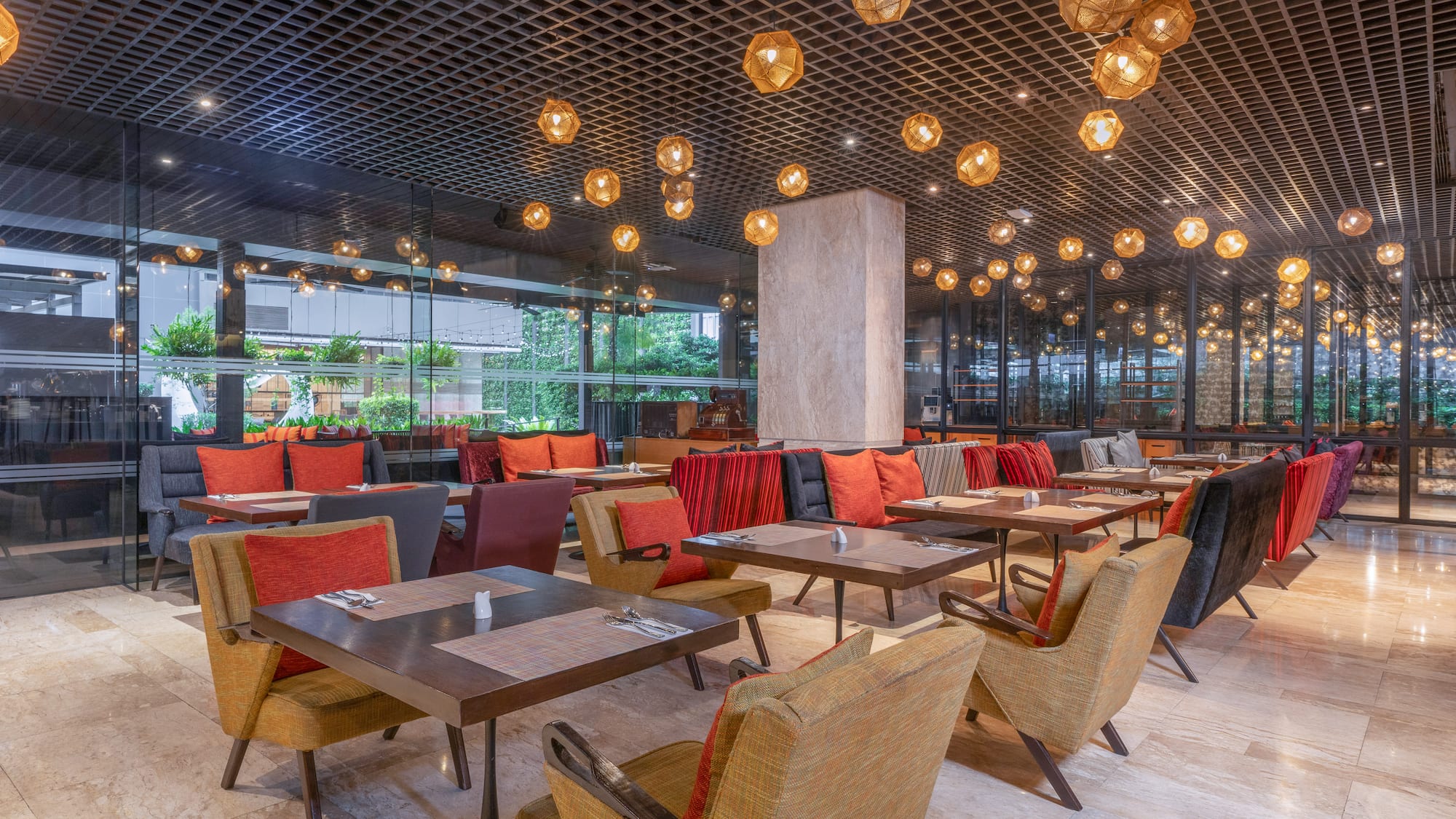 Modern restaurant interior with chic armchairs and grid ceiling lights. - Dee Lite Bistro, Διεθνής κουζίνα - The Hotel Bangkok Sukhumvit 26 Affiliated by Meliá, Μπανγκόκ