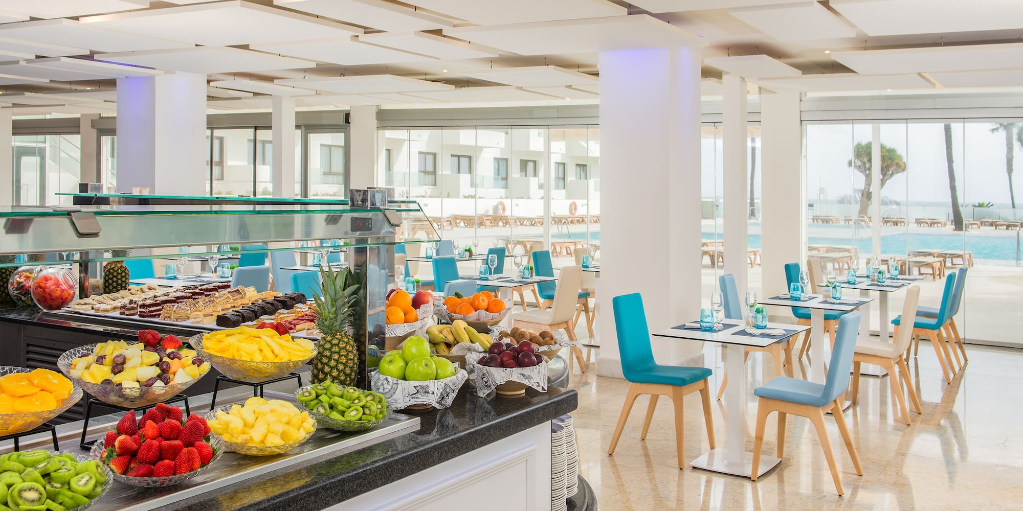 een fruitbuffet op de toonbank