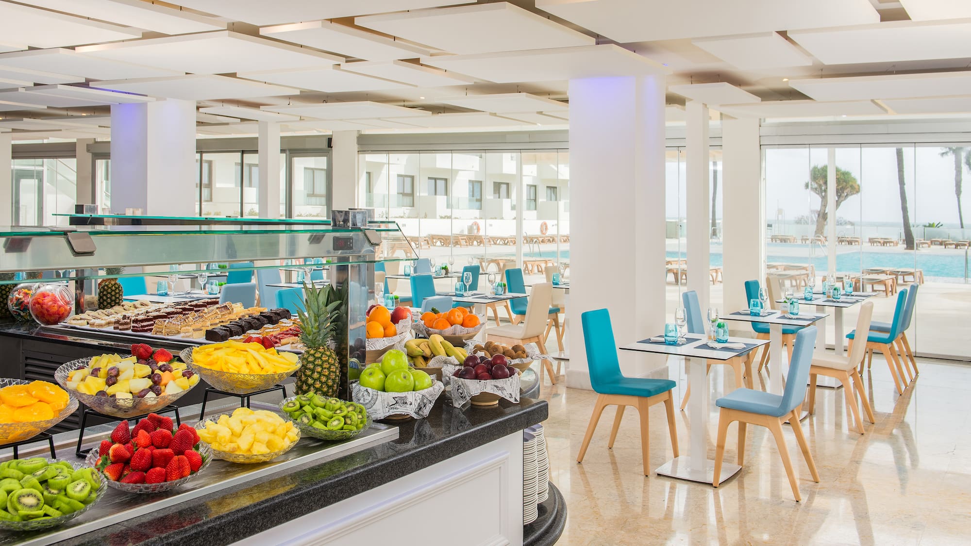 um buffet com frutas no balcão