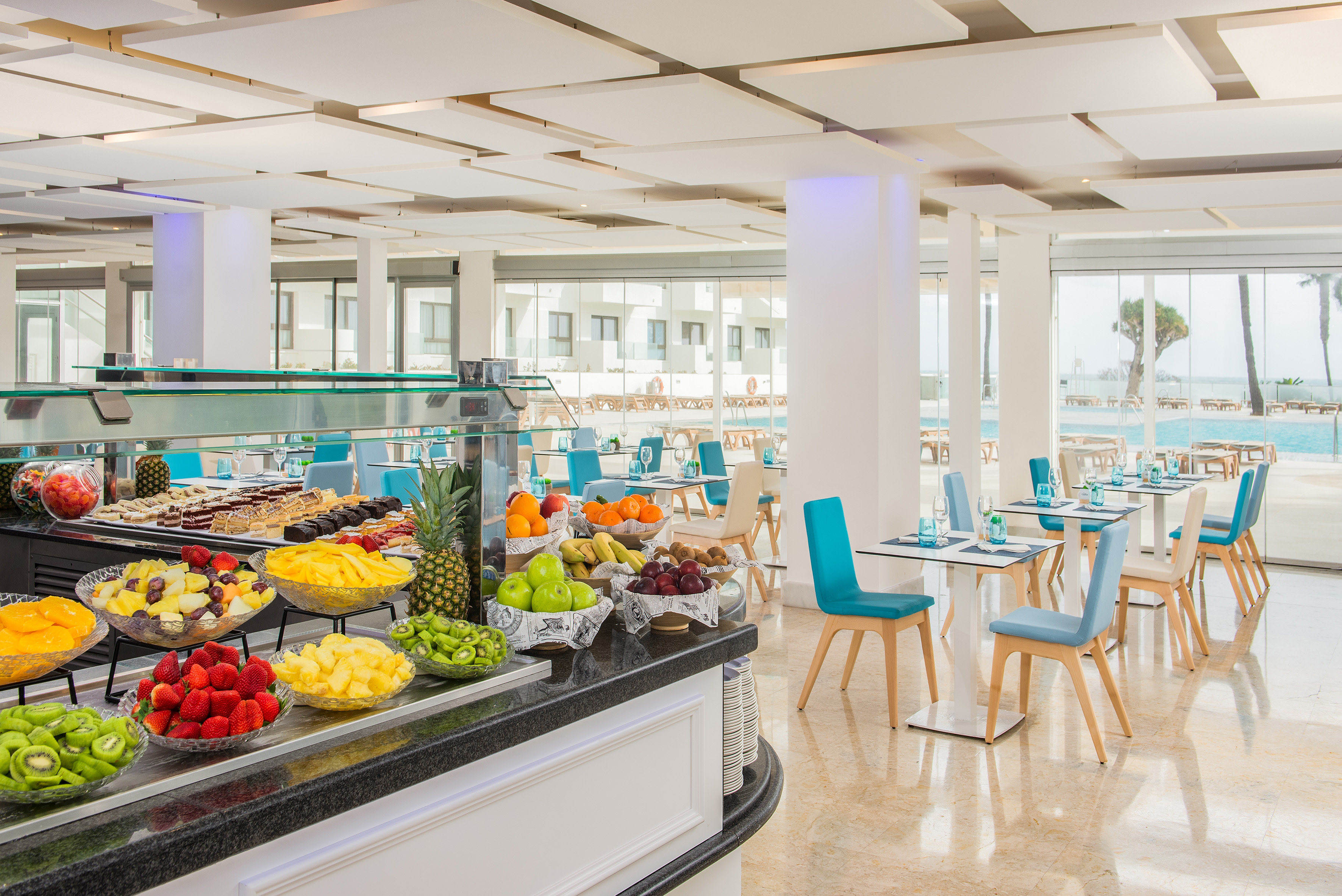 um buffet com frutas no balcão