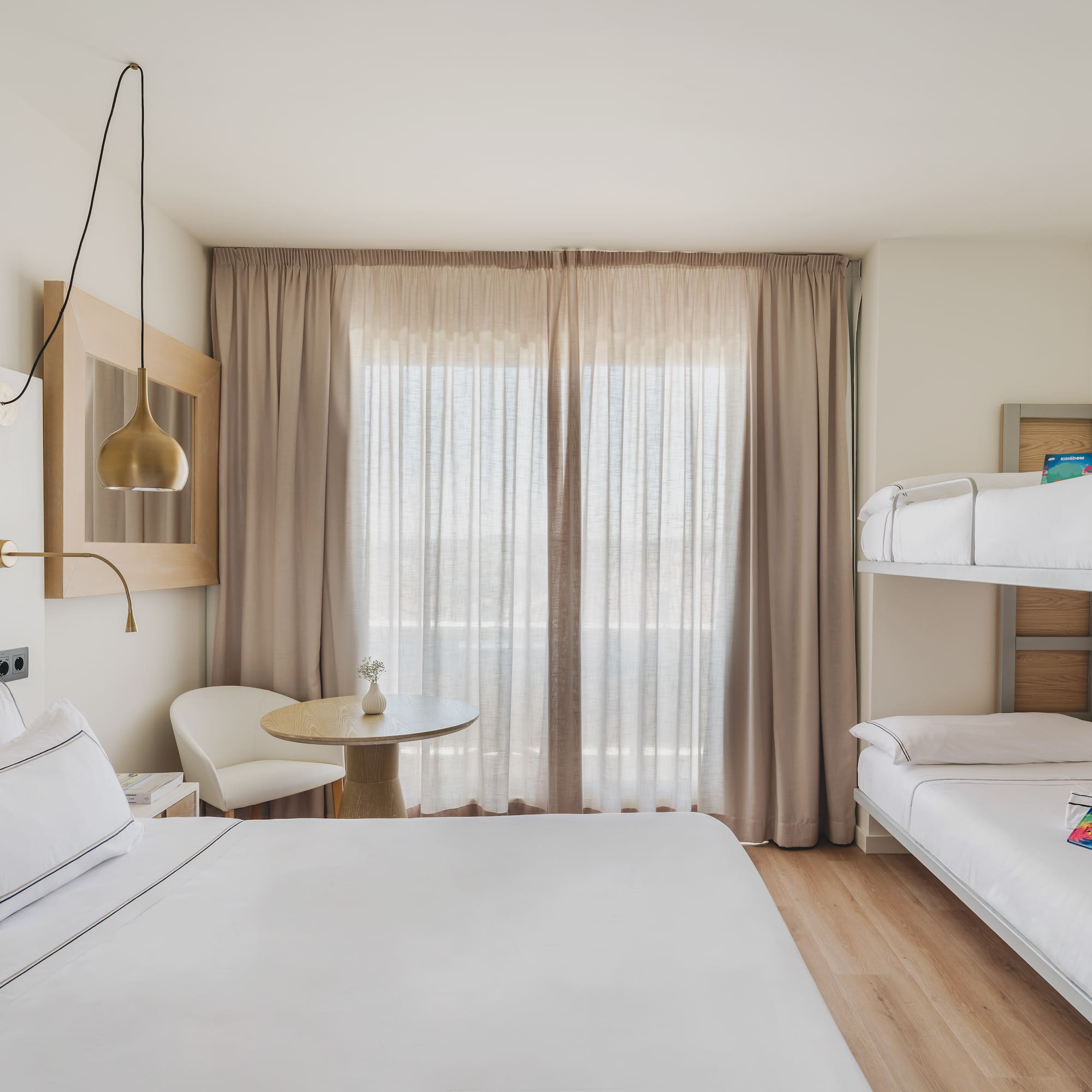 Habitación familiar con cama doble y literas, diseño moderno y luminosa.