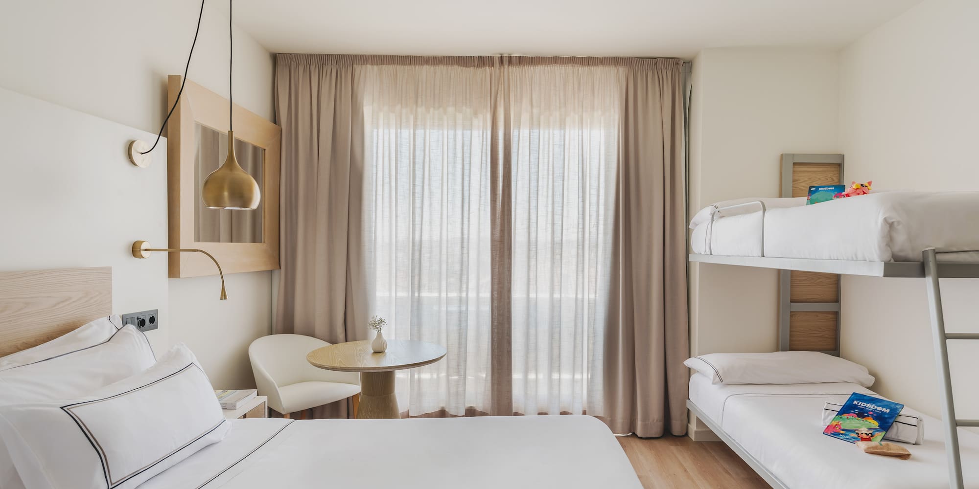 Habitación familiar con cama doble y literas, diseño moderno y luminosa.