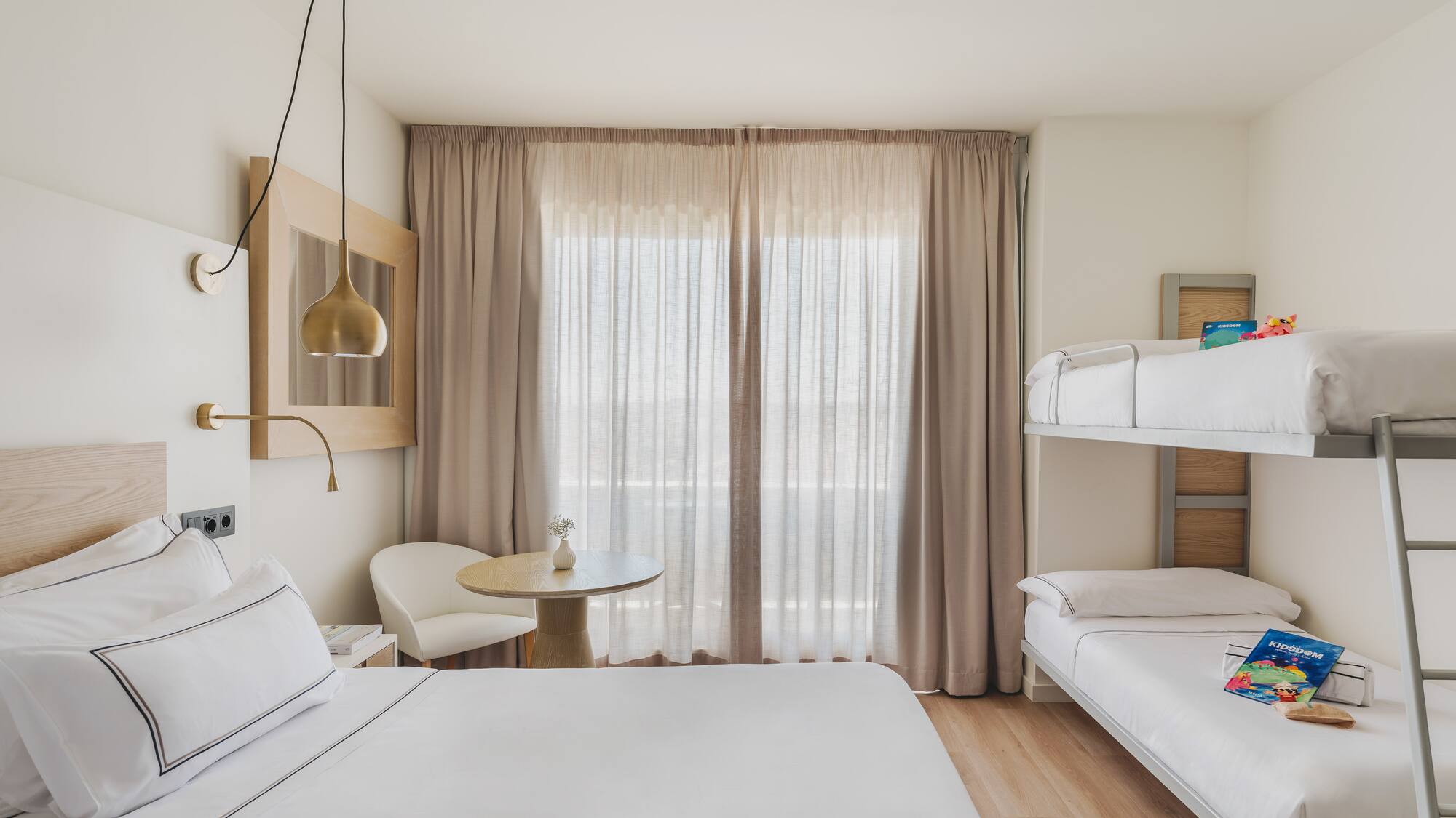 Habitación familiar con cama doble y literas, diseño moderno y luminosa.