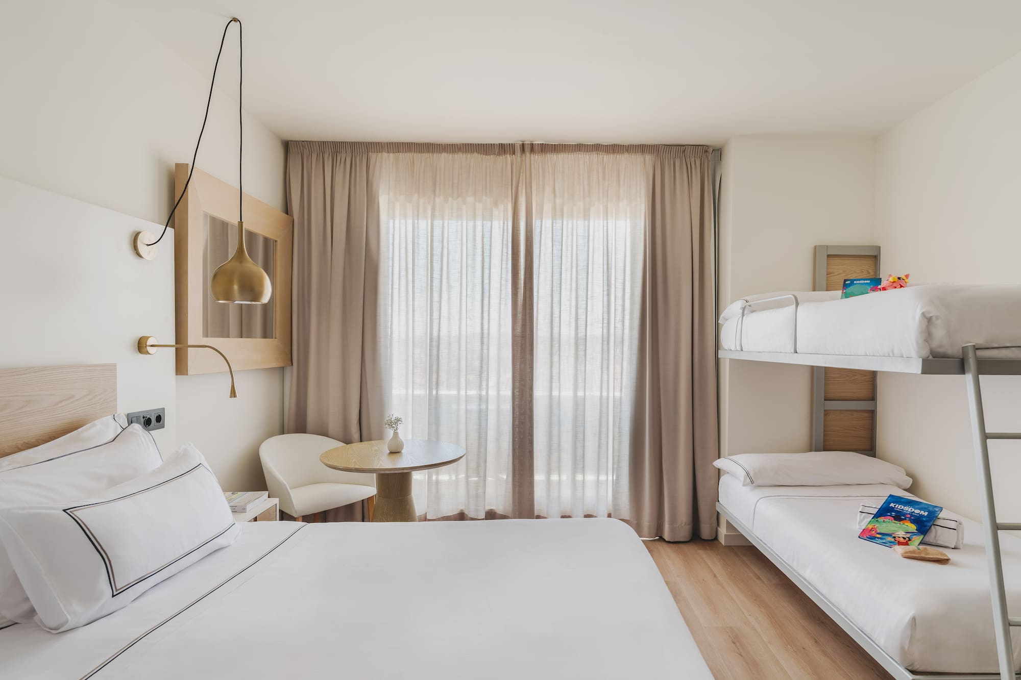 Habitación familiar con cama doble y literas, diseño moderno y luminosa.
