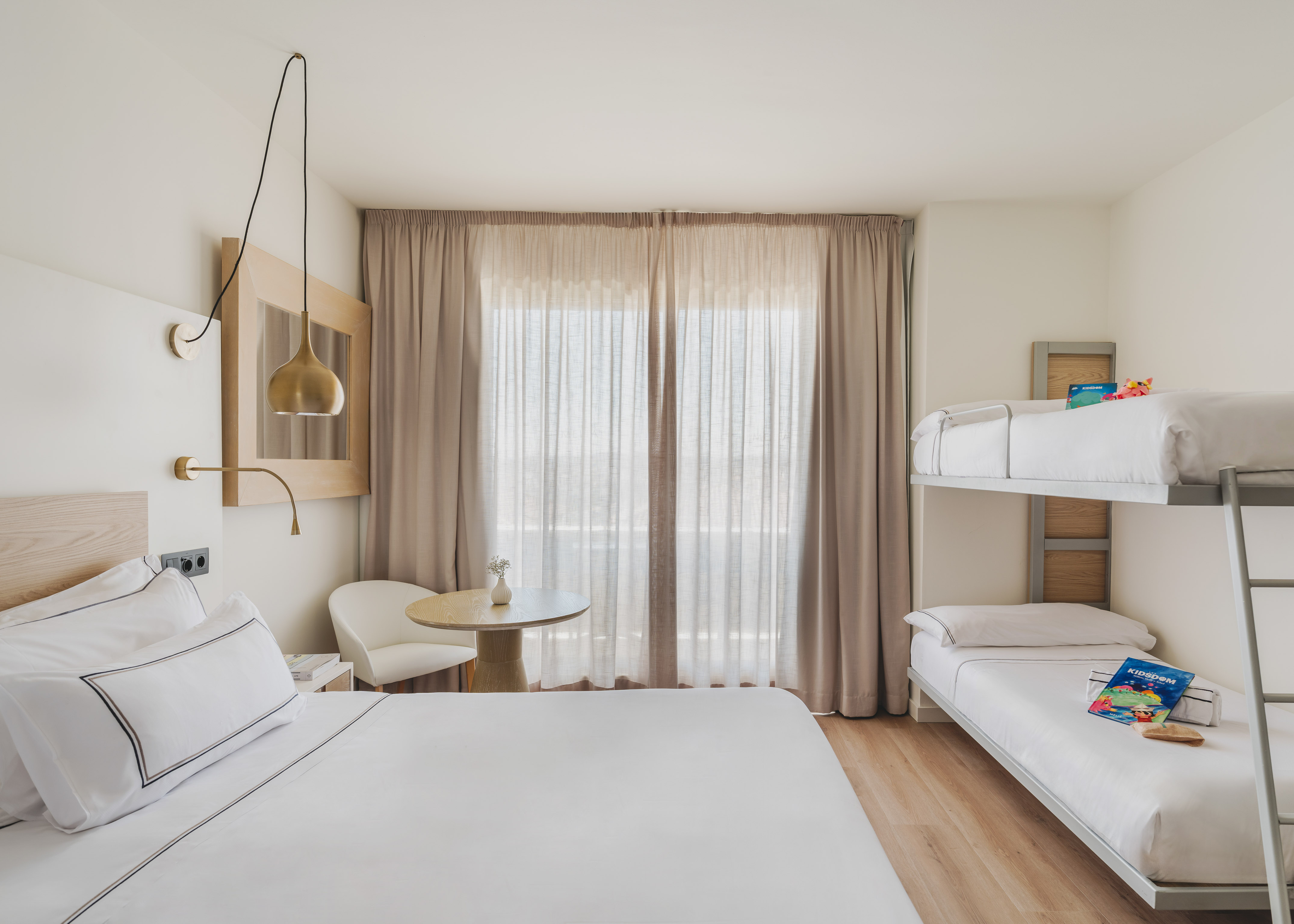 Habitación familiar con cama doble y literas, diseño moderno y luminosa.