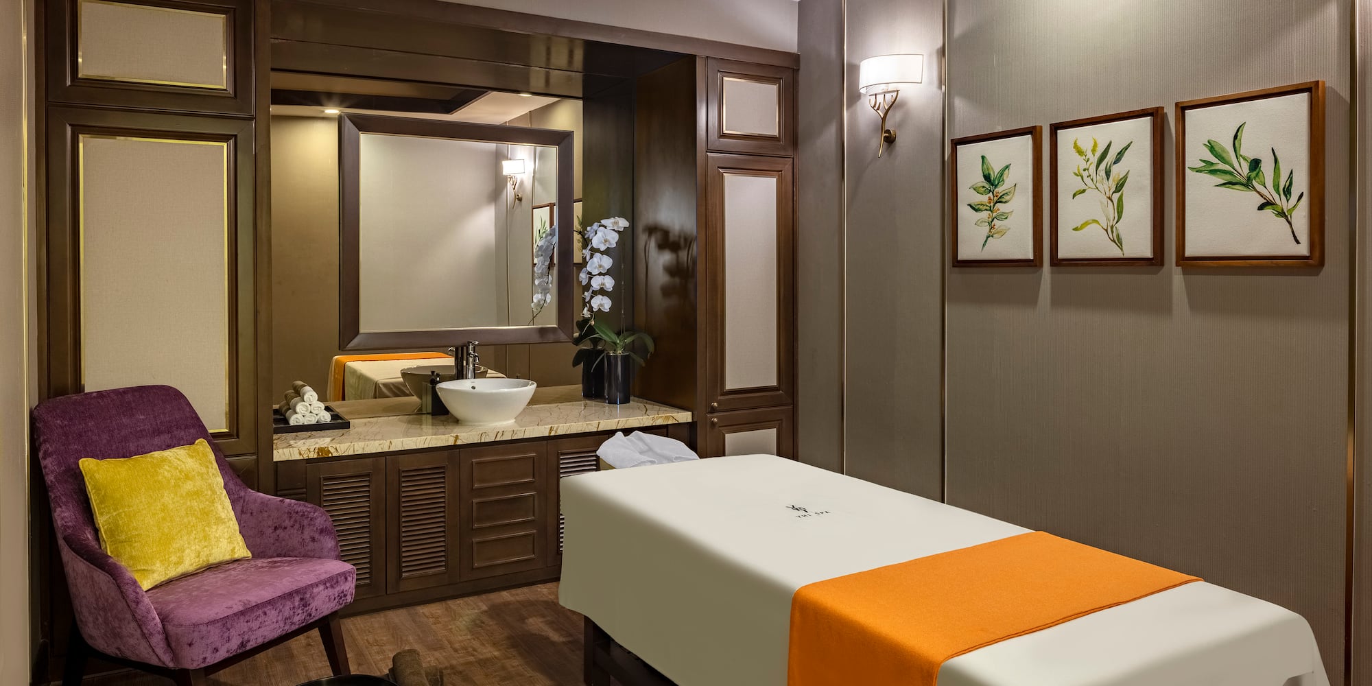 uma sala com uma mesa de massagem e uma cadeira roxa