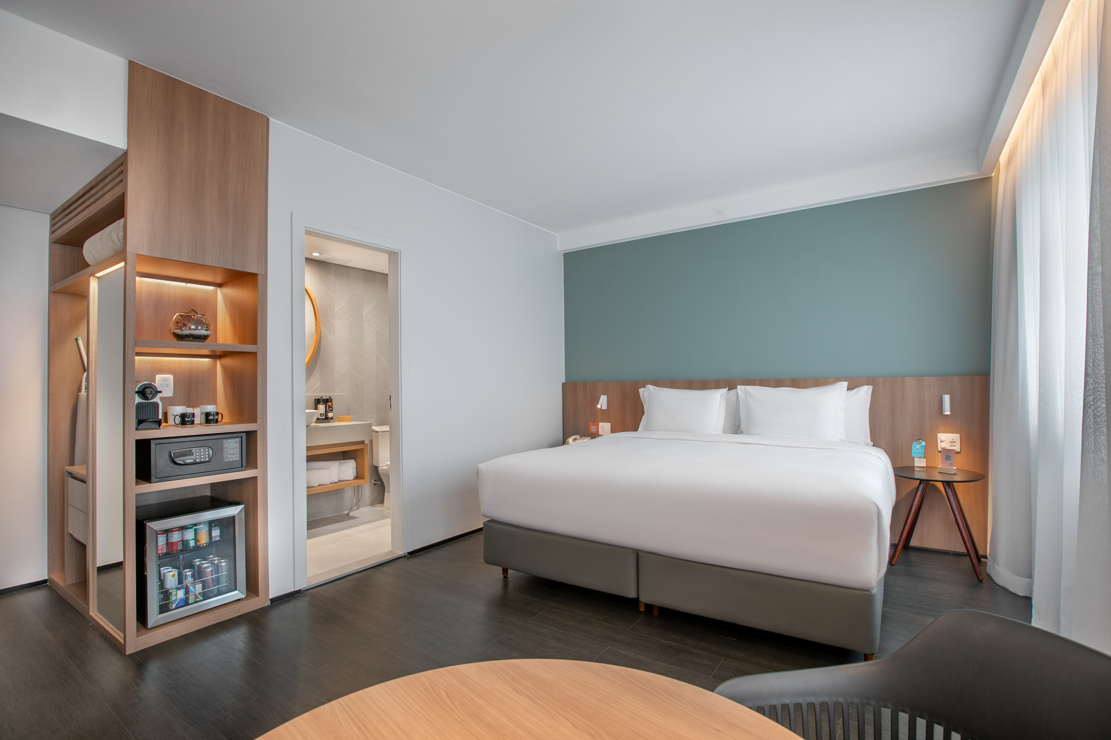a room with a bed and a table - The INNSiDE Premium Room Vista Ciudad - INNSiDE São Paulo Higienópolis, Sao Paulo